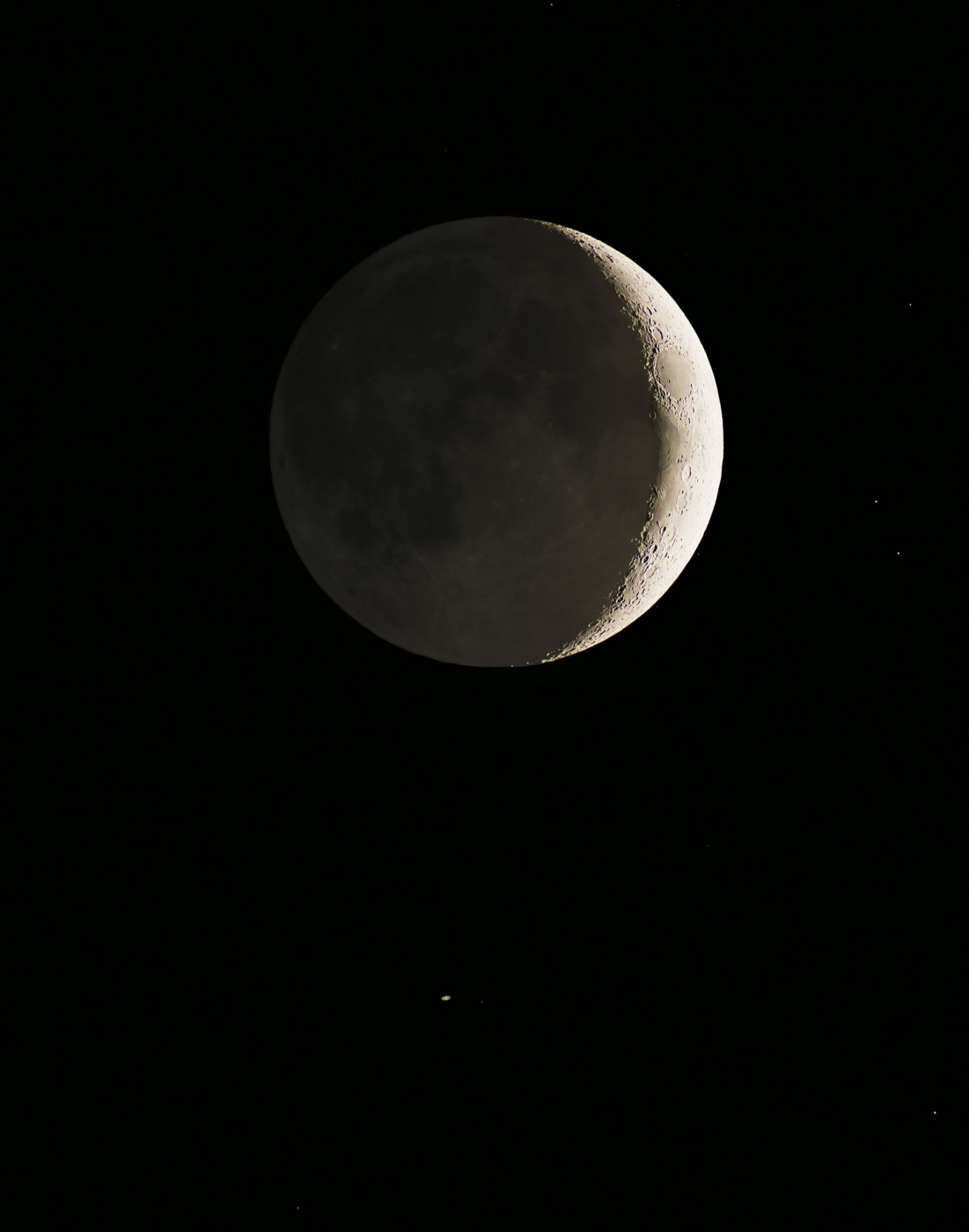 11.11.2018, 15:33 UT, Kysucká hvezdáreň v Kysuckom Novom Meste, refraktor Konus 120/1000 mm, (kosáčik 1/60 s, ISO 400, popolavý svit a Saturn 4 s, ISO 400), Canon 5D Mark III, autor Ján Mäsiar